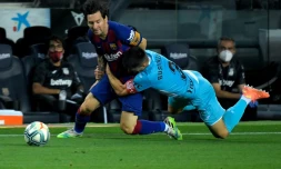 Lionel Messi, le prodige argentin du Barça, "plaqué" par le défenseur de Leganes Unai Bustinza, lors du match de football opposant les deux équipes au Camp Nou à Barcelone le 16 Juin 2020.
