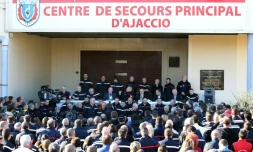 Des habitants et des pompiers corses réunis dans la caserne d'Ajaccio le 29 décembre 2015, en Corse