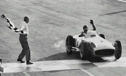 Juan Manuel Fangio, dans sa Mercedes, sur la ligne d'arrivée du Grand Prix de Buenos Aires, le 16 janvier 1955