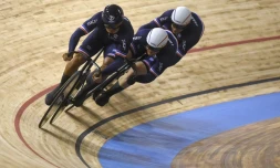 Les membres de l'équipe de France de sprint Florian Grengbo, Rayan Helal et Sebastien Vigier au vélodrome Jean-Stablinski de Roubaix le 20 octobre 2021.