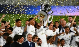 Les joueurs du Real Madrid sacrés champions d'Espagne pour la 34e fois, à l'issue de leur succès contre Villarreal à Valdebebas, le 16 juillet 2020