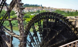 Le noria sur la riviĂšre Orontesdans la ville de Hama, au centre de la Syrie, le 22 juin 2020