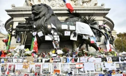 Hommages aux victimes des attentats de Paris, place de la République à Paris le 16 novembre 2015