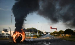 Des grévistes brûlent un pneu pour bloquer l'accès au port de Saint-Nazaire le 24 mai 2016