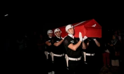 Le cercueil de l'activiste américano-turc Aysenur Ezgi Eygi, tuée par balle en Cisjordanie, est transporté par des policiers turcs de la garde d'honneur vers une morgue dans le district de Didim à Aydin, le 13 septembre 2024