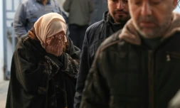 Une Palestinienne pleure après avoir identifié le corps d'un proche tué dans un bombardement israélien, le 4 février 2024 à la morgue de l'hôpital Najjar de Rafah, dans la bande de Gaza