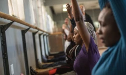 Des adultes apprennent la danse classique dans un studio de danse le 31 mai 2016 à Soweto 