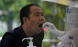 Un Chinois est testé au coronavirus, le 18 juin 2020 à Pékin