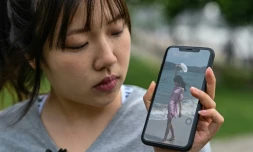 La militante chinoise anti-anorexie Zhang Qinwen montre une photo d'elle il y a trois ans sur son portable, quand elle souffrait encore de désordres alimentaires, le 18 mai 2021 à Shanghai 