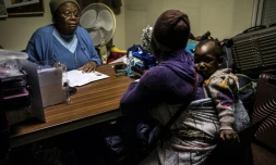 Soeur Marie-Jo de l'association Solidarité Notre-Dame de Tanger accueille des migrantes à Paris le 17 décembre 2018