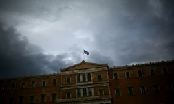 Un drapeau grec flotte au desssus du Parlement à Athènes, le 22 mai 2016