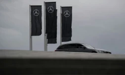 Drapeaux avec le logo de Daimler, soupçonné d'entente avec d'autres constructeurs automobiles allemands, à Stuttgart, le 24 juillet 2017