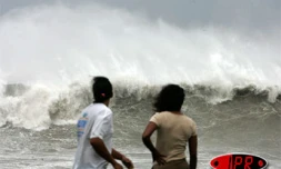 Samedi 24 février 2007 

Le cyclone Gamède génère une très forte houle sur les côtes Nord et Ouest de La Réunion
