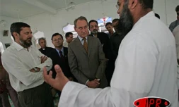 Jeudi 24 novembre 2005 -

Bertrand Delanoë, maire socialiste de Paris, en visite à la mosquée de Saint-Denis