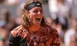 Le Grec Stefanos Tsitsipas fĂȘte sa victoire au premier tour de Roland-Garros contre le TchĂšque Jiri Vesely le 28 mai 2023 Ă Paris