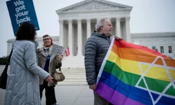 Les manifestants se retrouvent devant la Cour Suprême des Etats-Unis le 5 décembre avant l'audition d'une affaire emblématique mêlant discrimination et conviction religieuse 