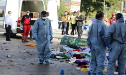 Des secouristes interviennent sur les lieux du double attentat qui a fait 86 morts Ă Ankara en Turquie, le 10 octobre 2015