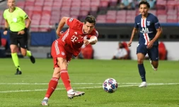 Le Bayern Munich de Robert Lewandowski chassé par le Parisien Marquinhos en finale de C1 à Lisbonne, le 23 août 2020, va retrouver le PSG en quarts