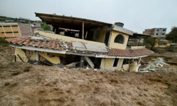Une maison détruite par un glissement de terrain à Alausi, en Equateur, le 27 mars 2023