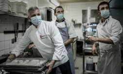 Les chefs Vincent Coiquaud, Jean-Luc Bonedeau et Olivier Pourpoint, en cuisine le 23 novembre 2020 Ă Saintes