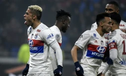 L'attaquant Mariano (g) auteur du second but pour Lyon face à Marseille, le 17 décembre 2017 à Décines-Charpieu