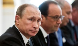 Le président russe Vladimir Poutine (G) et le président français François Hollande à l'Elysée à Paris le 2 octobre 2015