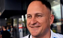 Le Bosnien Ermin Jusufovic, en lice avec l'équipe de Bosnie de volley-ball assis aux Jeux paralympiques de Paris, le 26 août 2024 à Sarajevo