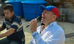 Ruben Pena anime depuis le toit de son immeuble à Caracas, le 18 juillet 2020 une "émission" de chansons pour égayer la vie des habitants