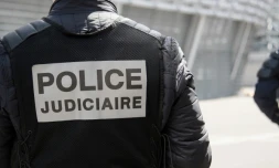 Le corps en état de décomposition avancée découvert mercredi dans un sac de sport sous un lit dans un appartement à Calais est celui "d'une femme probablement africaine de 20 à 30 ans"