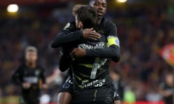 Khvicha Kvaratskhelia et Ousmane Dembélé célèbrent le but du Géorgien lors du match entre Lens et le PSG au stade Bollaert le 13 mai 2026