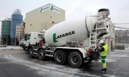 Le centre de distribution de ciment "Lafarge", quai André Citroën à Paris le 6 janvier 2010. Des bouteilles d'essence reliées à un "dispositif d'allumage rudimentaire" ont été découvertes sous un camion du cimentier franco-suisse dans le 19e à Paris
