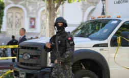 Un membre des forces de sécurité en garde sur le site d'un attentat qui a fait 20 blessés dont quinze policiers en plein centre de Tunis le 29 octobre 2018