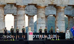 L'équipe australienne Mitchelton, lors de la cérémonie d'ouverture du Giro, le 1 octobre 2020 à Palerme en Sicile