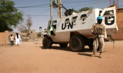 Un Casque bleu de la Minusma dans une rue de Tombouctou, le 19 septembre 2016 au Mali