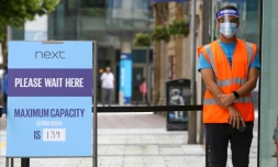 Un employé dans un magasin à Cardiff le 22 juin 2020