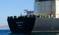 Un drapeau iranien flotte à bord du pétrolier Adrian Darya, connu auparavant sous le nom de Grace 1, au large des cÎtes de Gibraltar le 18 août 2019