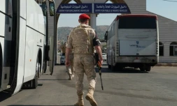 Un bus transportant des réfugiés syriens de retour du Liban, le 13 août 2018, à Jdaidat Yabous, en Syrie