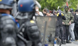 Policiers face aux manifestants le 28 juin 2016 Ă Nantes