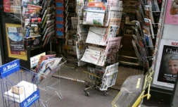 Journaux dans un kiosque le 9 septembre 2005 à Paris