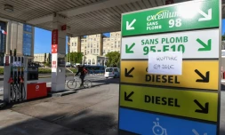 Un cycliste passe à cÎté d'une station essence à Montpellier le 4 décembre 2018