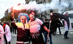 Des manifestants défilent pour la défense de l'hÎpital public, le 14 novembre 2019 à Paris