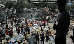 Un Palestinien observe le site d'une frappe imputée à Israël sur le camp de déplacés d'al-Mawasi, dans le sud de la bande de Gaza, prÚs de Khan YounÚs, le 13 juillet 2024