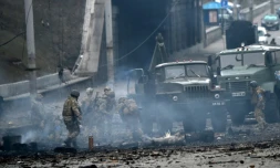 Des soldats ukrainiens récupÚrent un obus non explosé à Kiev, le 26 février 2022