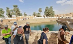 Des touristes européens, escortés par du personnel de sécurité, visitent l'oasis de Ghadames, en Libye, le 19 octobre 2021