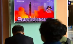 Une télévision à Séoul diffuse des images d'archives du lancement d'un missile en Corée du Nord, le 20 octobre 2016