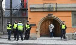 La police sécurise l'entrée du tribunal de Stockholm où Rakhmat Akilov, le principal suspect des attentats, est entendu le 11 avril 2017