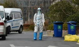 Un homme désinfecte les environs d'un hôtel dans la ville chinoise de Nanjing le 28 décembre 2021