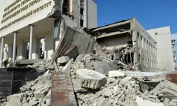 Des secouristes dans les décombres d'un immeuble administratif bombardé à Kharkiv en Ukraine, le 18 mars 2022