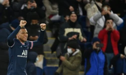 La joie de l'attaquant du Paris Saint-Germain Kylian Mbappé, aprÚs son doublé contre Saint-Etienne, lors de la 26e journée de Ligue 1, le 26 février 2022 au Parc des Princes