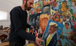 Le peintre israélien Iddo Markus a créé 120 portraits de l'ex-président américain Donald Trump, le 22 janvier 2021 à Haïfa.
